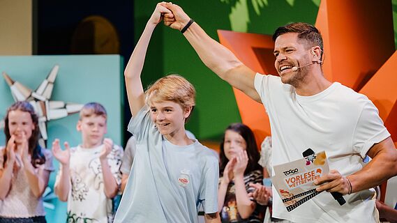 Foto: Bundessieger Henri Wüstenberg mit Moderator Simon