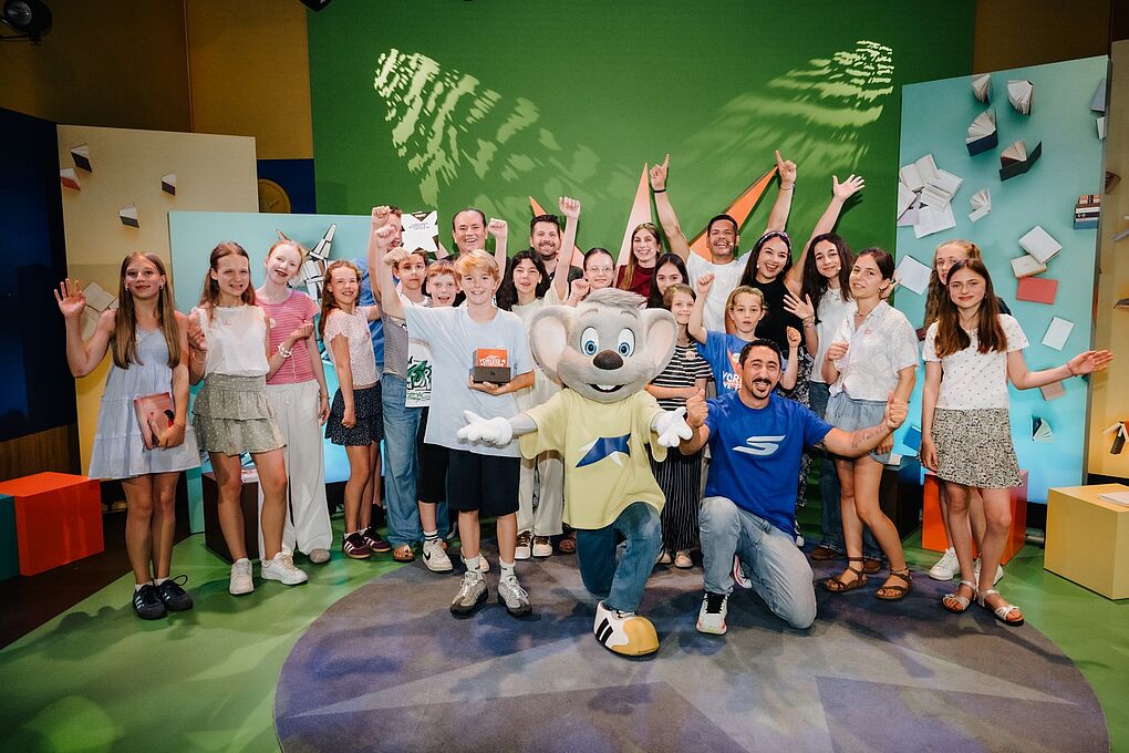 Abschlussbild mit allen Finalist*innen, Jury und Special Guest Eko Fresh 
